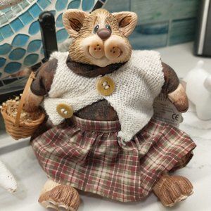 Vintage Russ The Country Folks Mrs. Crabtree Resin & Cloth Cat